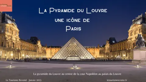 La Pyramide du Louvre à Paris