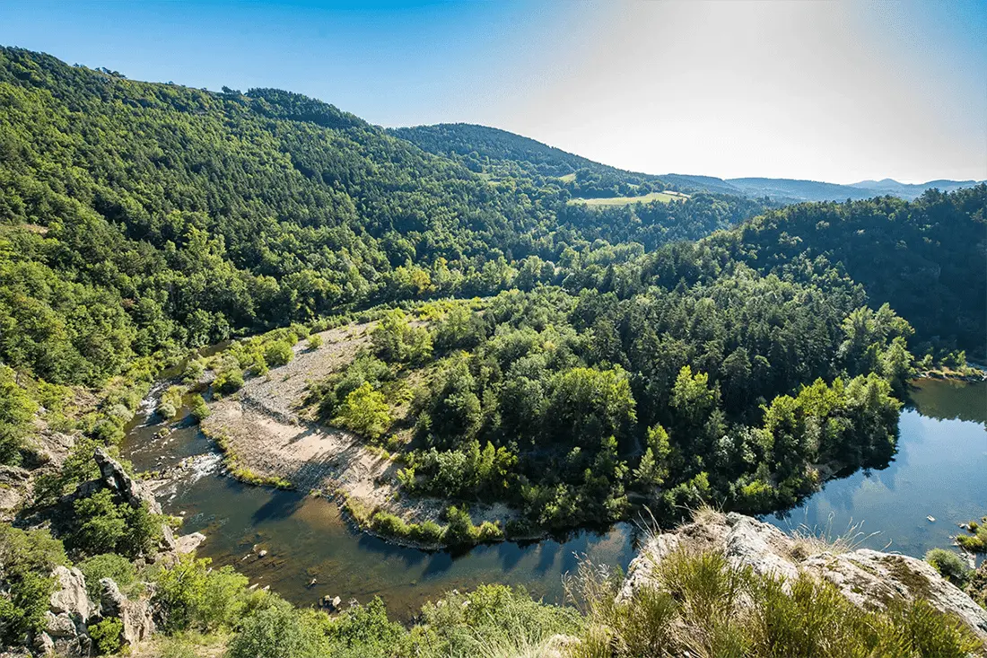 À la découverte majestueuse des Gorges de la Loire : joyaux naturel entre nature et histoire